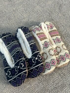 NWOT - 2 Pair Fuzzy Slipper Socks Sherpa Lined Grip Bottom House Shoes Size 6